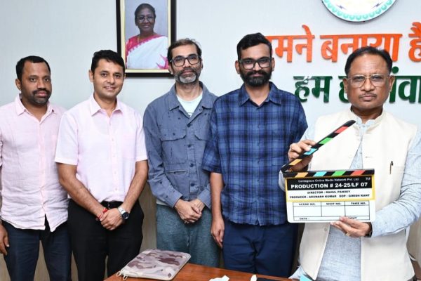 राजनांदगांव में वेब सीरीज शूटिंग के मुहूर्त शॉट के दौरान मुख्यमंत्री विष्णुदेव साय।