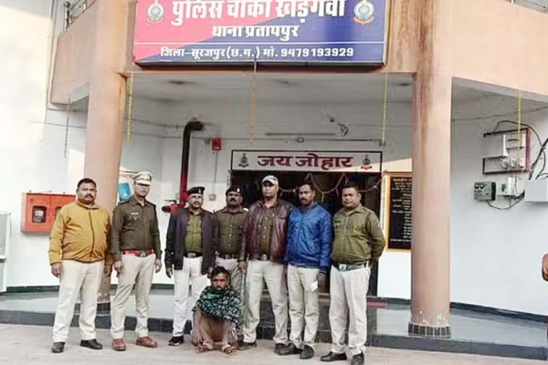 सूरजपुर पुलिस द्वारा आरोपी की गिरफ्तारी और जब्त की गई घटना में प्रयुक्त जलती हुई लकड़ी।