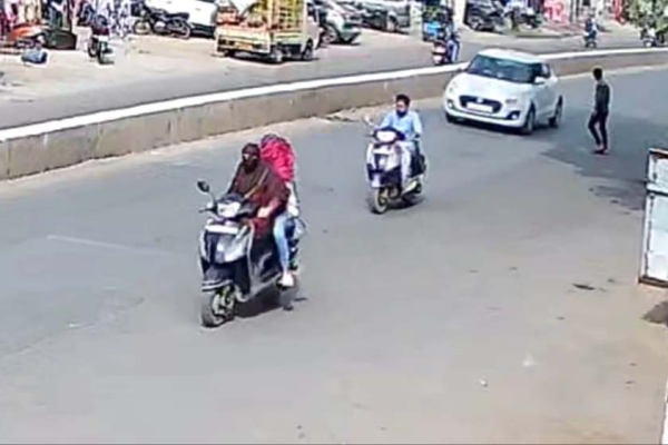 बिलासपुर के तिफरा ओवरब्रिज के पास मोबाइल दुकान की सीसीटीवी फुटेज, जिसमें चोरी की घटना रिकॉर्ड हुई।