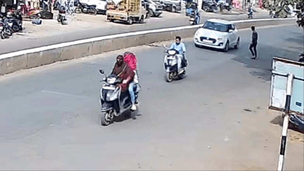 बिलासपुर के तिफरा ओवरब्रिज के पास मोबाइल दुकान की सीसीटीवी फुटेज, जिसमें चोरी की घटना रिकॉर्ड हुई।