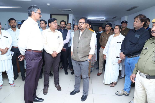अपर मुख्य सचिव श्री मनोज पिंगुआ का रायगढ़ मेडिकल कॉलेज अस्पताल निरीक्षण, स्वास्थ्य सुविधाओं का अवलोकन करते हुए।