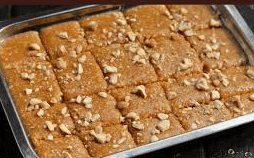 गुड़ और मूंगफली से बनी बर्फी एक स्वादिष्ट और सेहतमंद मिठाई है, जो ठंड के मौसम में बनाने के लिए परफेक्ट है।