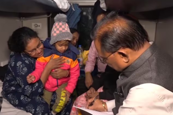 छत्तीसगढ़ के मुख्यमंत्री विष्णु देव साय अमरकंटक एक्सप्रेस में यात्रा करते हुए सहयात्रियों के साथ अनुभव साझा करते हुए।