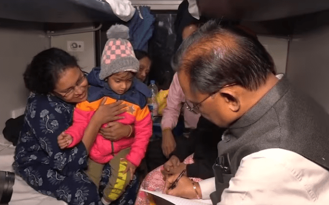 छत्तीसगढ़ के मुख्यमंत्री विष्णु देव साय अमरकंटक एक्सप्रेस में यात्रा करते हुए सहयात्रियों के साथ अनुभव साझा करते हुए।