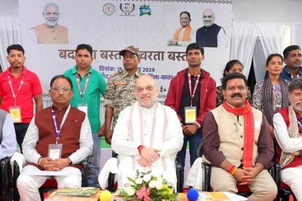 जगदलपुर में अमित शाह ने नक्सल प्रभावित युवाओं से मुलाकात की।