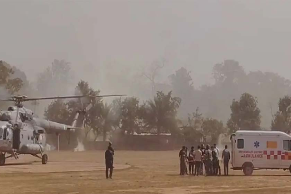 कांकेर आईईडी ब्लास्ट में घायल बीएसएफ जवान को रायपुर ले जाया गया।