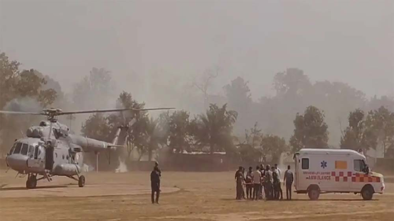 कांकेर आईईडी ब्लास्ट में घायल बीएसएफ जवान को रायपुर ले जाया गया।