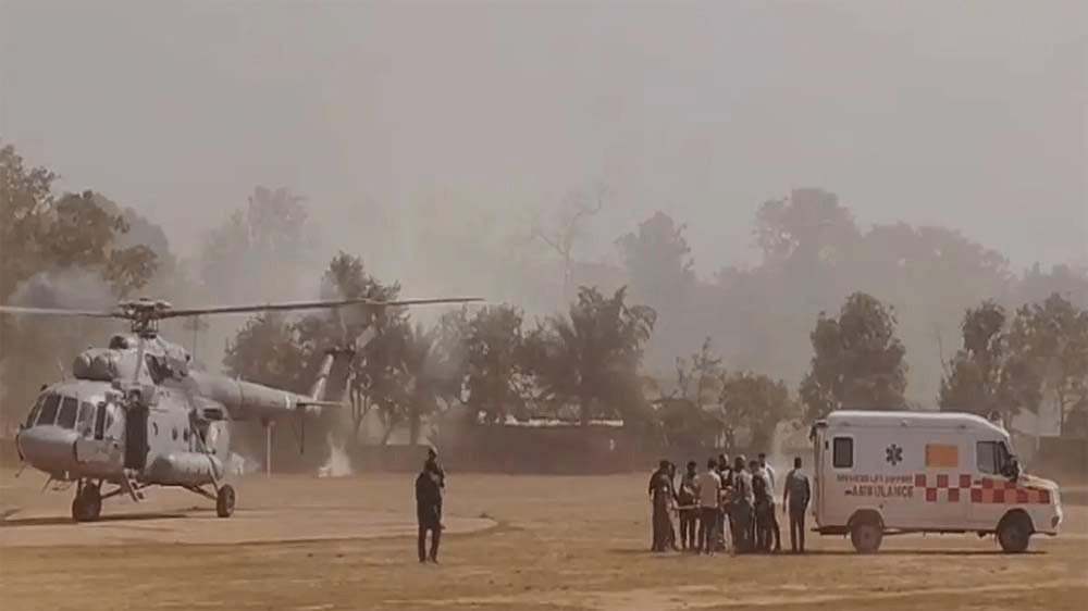 कांकेर आईईडी ब्लास्ट में घायल बीएसएफ जवान को रायपुर ले जाया गया।