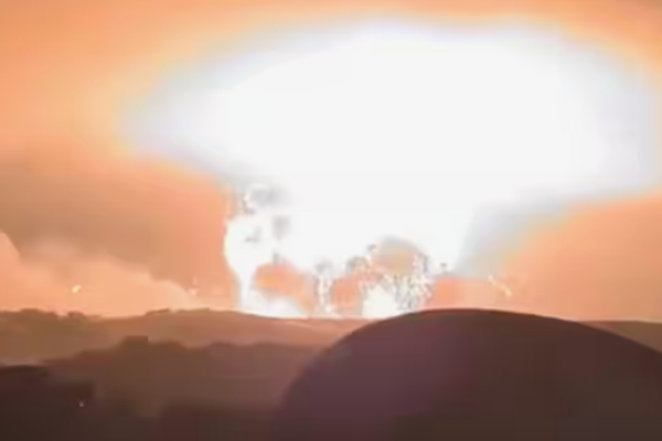 इजरायल के हवाई हमले से सीरिया के तटीय इलाकों में आग लगते हुए।