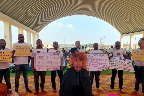 रायपुर के धरना स्थल पर बीएड शिक्षक सिर मुंडवा कर विरोध प्रदर्शन