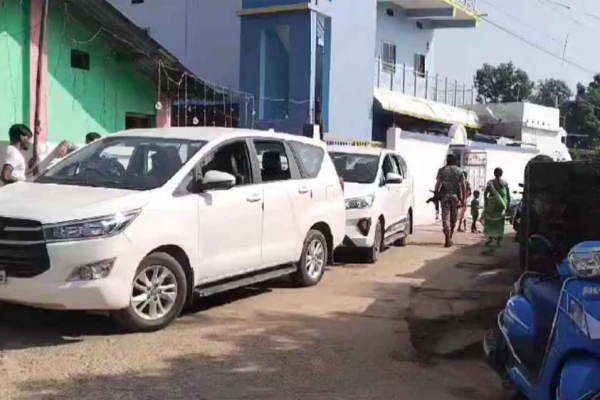 ईडी की टीम रायपुर और सुकमा में छापेमारी करते हुए।