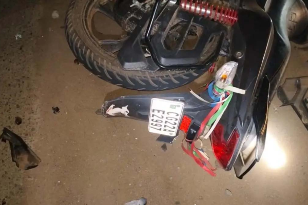 बलौदाबाजार सड़क हादसे में दुर्घटनाग्रस्त बाइक और हाइवा ट्रक का दृश्य