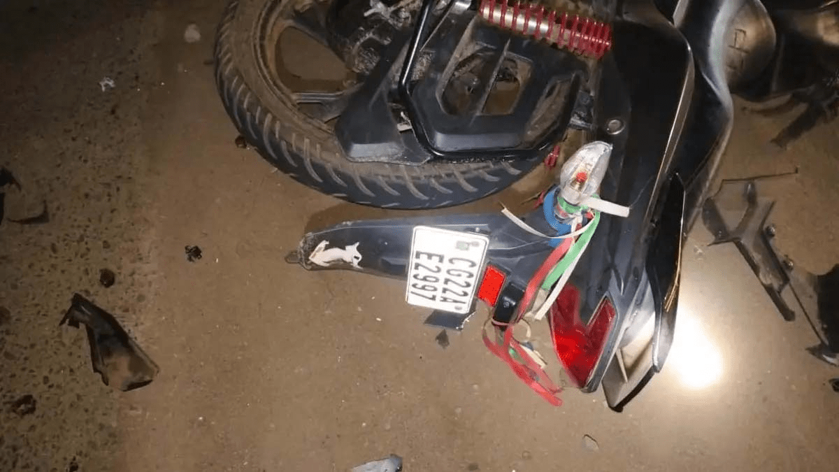 बलौदाबाजार सड़क हादसे में दुर्घटनाग्रस्त बाइक और हाइवा ट्रक का दृश्य