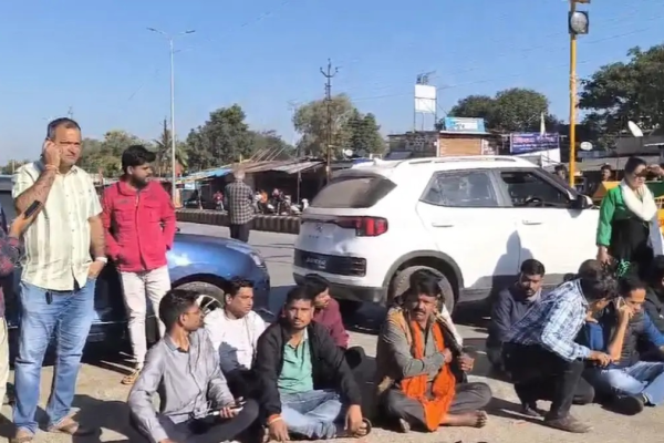 बीजापुर में पत्रकार मुकेश चंद्राकर की हत्या के विरोध में प्रदर्शन करते पत्रकार, नेशनल हाईवे पर चक्का जाम।