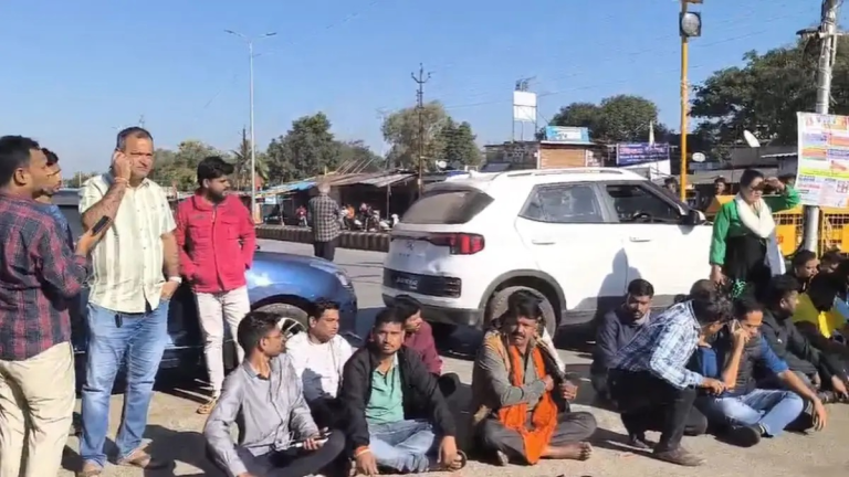 बीजापुर में पत्रकार मुकेश चंद्राकर की हत्या के विरोध में धरना प्रदर्शन