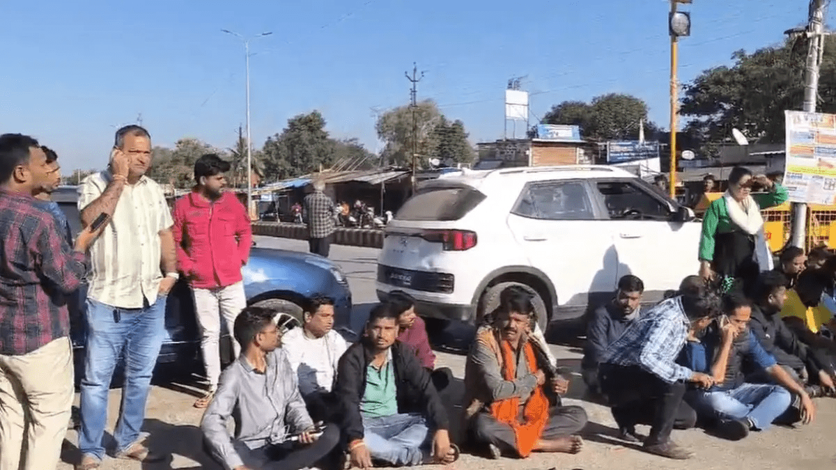 बीजापुर में पत्रकार मुकेश चंद्राकर की हत्या के विरोध में प्रदर्शन करते पत्रकार, नेशनल हाईवे पर चक्का जाम।