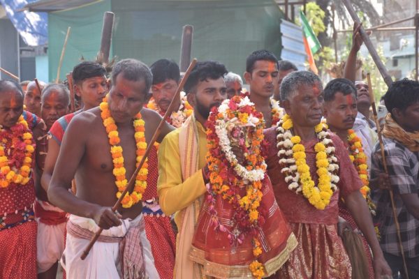 माता मावली मेले में पारंपरिक शोभायात्रा का दृश्य और भक्तों की भीड़