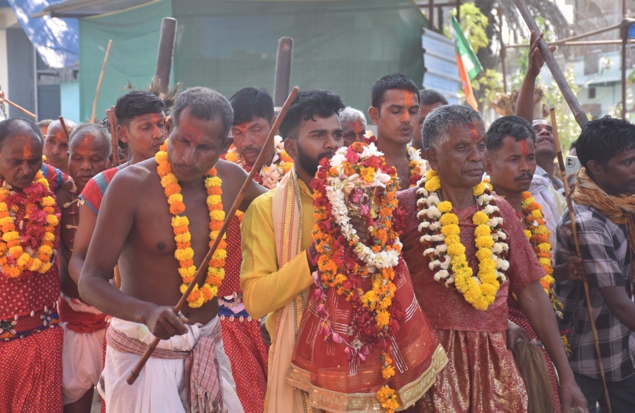 माता मावली मेले में पारंपरिक शोभायात्रा का दृश्य और भक्तों की भीड़