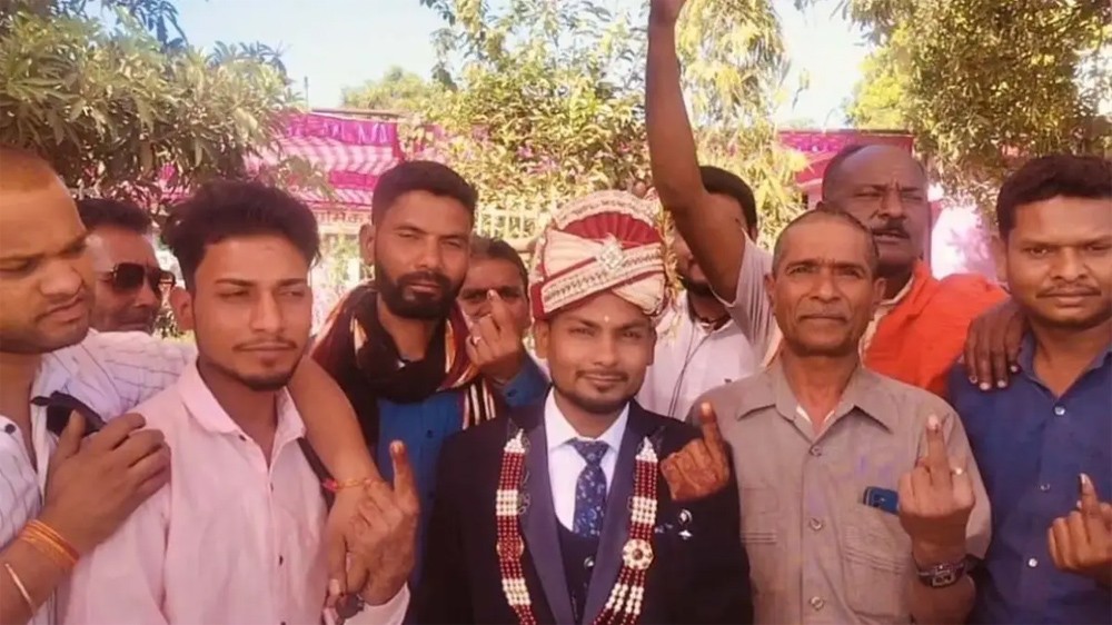 दूल्हे ने सेहरा बांधकर किया मतदान,