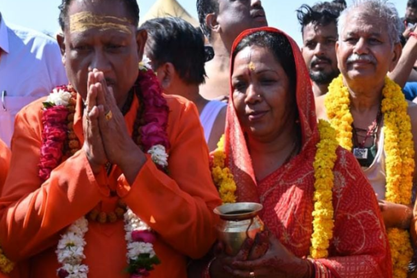 महाकुंभ 2025 में त्रिवेणी संगम में स्नान करते श्रद्धालु और धार्मिक अनुष्ठान का दृश्य