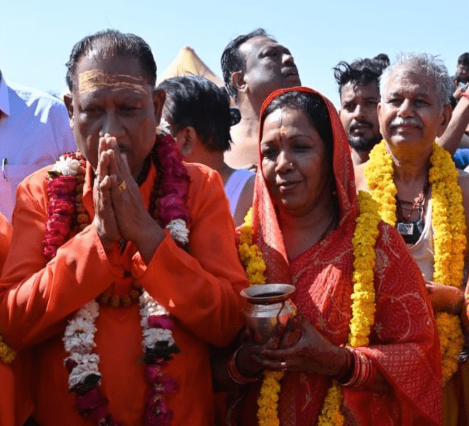 महाकुंभ 2025 में त्रिवेणी संगम में स्नान करते श्रद्धालु और धार्मिक अनुष्ठान का दृश्य