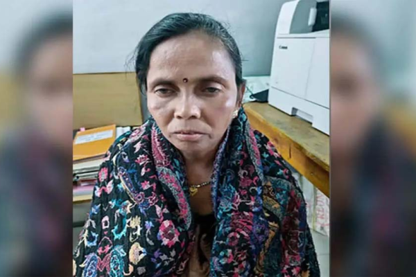 छत्तीसगढ़ में पुलिस हिरासत में आरोपी महिला की तस्वीर।
