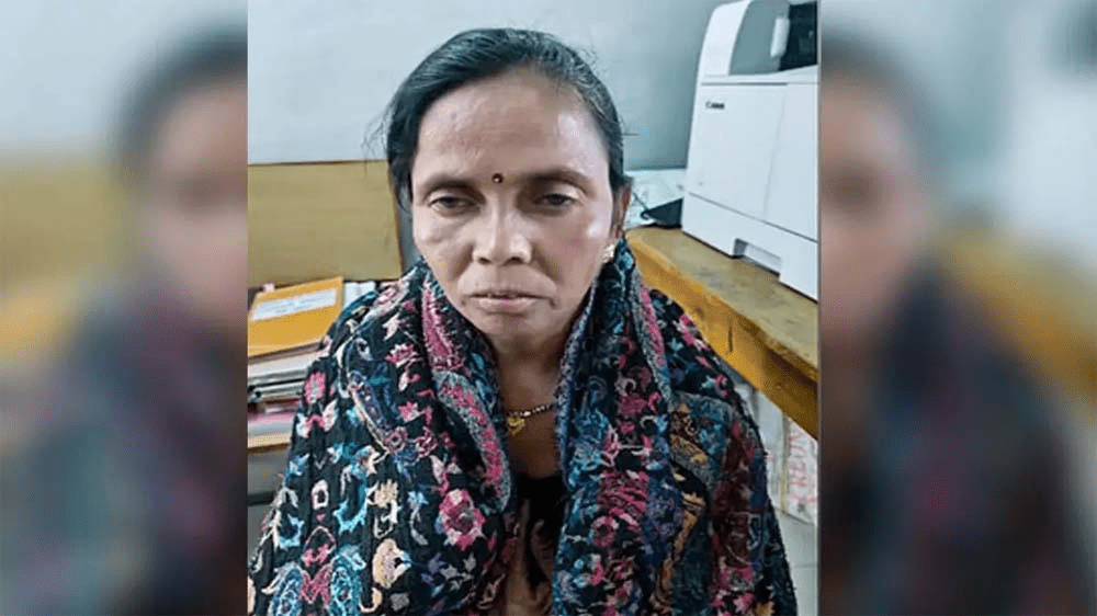 छत्तीसगढ़ में पुलिस हिरासत में आरोपी महिला की तस्वीर।