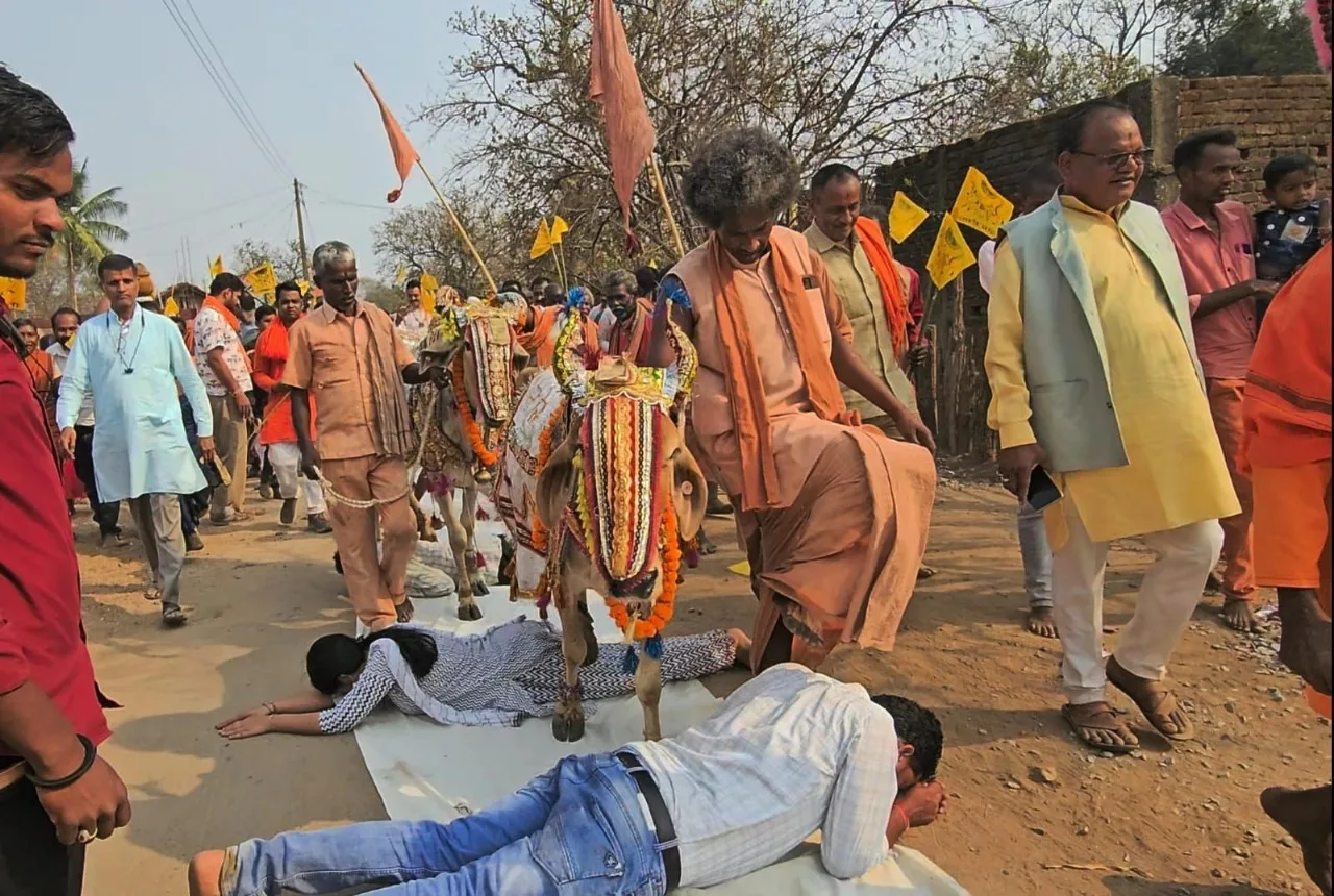 गरियाबंद में विश्व शांति महिमा सम्मेलन के तहत गौ माता के चरण लेने की