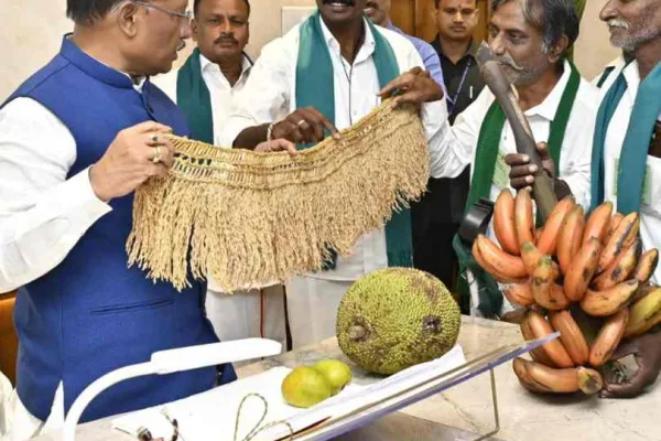 मुख्यमंत्री विष्णु देव साय तमिलनाडु के किसानों के साथ बैठक कर कृषि नीति पर चर्चा करते हुए।