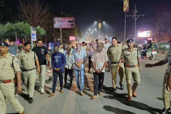 ICC 2025 में भारत की जीत का जश्न मनाने पर पुलिस ने कुछ युवकों का मुंडन कर जुलूस निकाला, एसपी ने जांच के आदेश दिए।