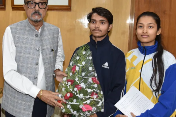 छत्तीसगढ़ के दो प्रतिभागी 16वीं विश्व योग प्रतियोगिता में भारत का प्रतिनिधित्व करेंगे। राज्यपाल रमेन डेका ने 50 हजार रुपये की आर्थिक सहायता दी।