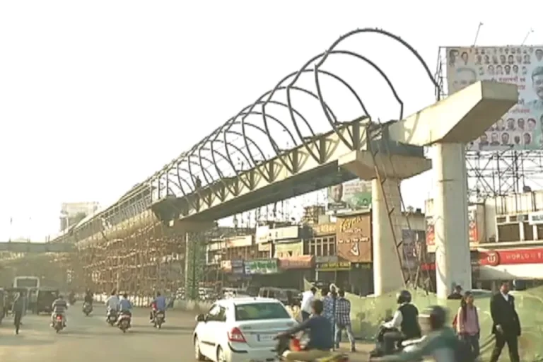 छत्तीसगढ़ की राजधानी रायपुर में अधूरा स्काईवॉक प्रोजेक्ट एक बार फिर सुर्खियों में आ गया है।विकास कार्यों की दिशा में यह प्रोजेक्ट