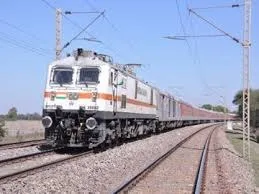 रेलवे ट्रैक कार्यों और इंटरलॉकिंग के कारण ट्रेनें घंटों देरी से चल रही हैं, जिससे यात्रियों को भारी परेशानी हो रही है।