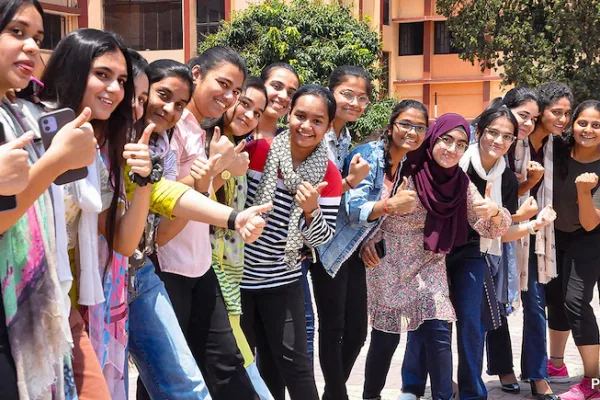 CBSE 12वीं रिजल्ट छत्तीसगढ़: केंद्रीय माध्यमिक शिक्षा बोर्ड (CBSE) ने वर्ष 2025 के 12वीं कक्षा के परीक्षा परिणाम घोषित कर दिए हैं। इस बार पूरे देश में 88.39% छात्र-छात्राएं पास हुए हैं। लेकिन छत्तीसगढ़ के छात्रों ने भी जोरदार प्रदर्शन किया है।
