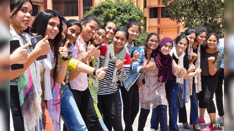 CBSE 12वीं रिजल्ट छत्तीसगढ़: केंद्रीय माध्यमिक शिक्षा बोर्ड (CBSE) ने वर्ष 2025 के 12वीं कक्षा के परीक्षा परिणाम घोषित कर दिए हैं। इस बार पूरे देश में 88.39% छात्र-छात्राएं पास हुए हैं। लेकिन छत्तीसगढ़ के छात्रों ने भी जोरदार प्रदर्शन किया है।