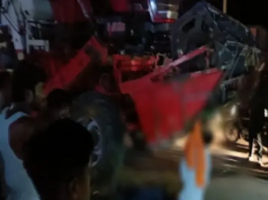 बाइक हार्वेस्टर दुर्घटना में तीन युवकों की मौत, परिजनों ने 7 घंटे किया चक्काजाम, मुआवजा नहीं मिला, महिलाएं बेहोश।