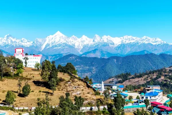 गर्मी में भारत पर्यटन के लिए औली एक परफेक्ट डेस्टिनेशन है, जहां बर्फ, हरियाली, शांति और रोमांच सब कुछ एक साथ मिलता है।