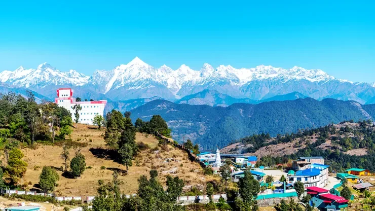 गर्मी में भारत पर्यटन के लिए औली एक परफेक्ट डेस्टिनेशन है, जहां बर्फ, हरियाली, शांति और रोमांच सब कुछ एक साथ मिलता है।