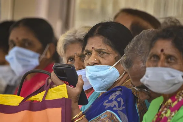 देश में बढ़ते कोविड मामलों के बीच आंध्र प्रदेश ने नई कोविड गाइडलाइंस जारी कीं, भीड़ में मास्क लगाना अनिवार्य किया।