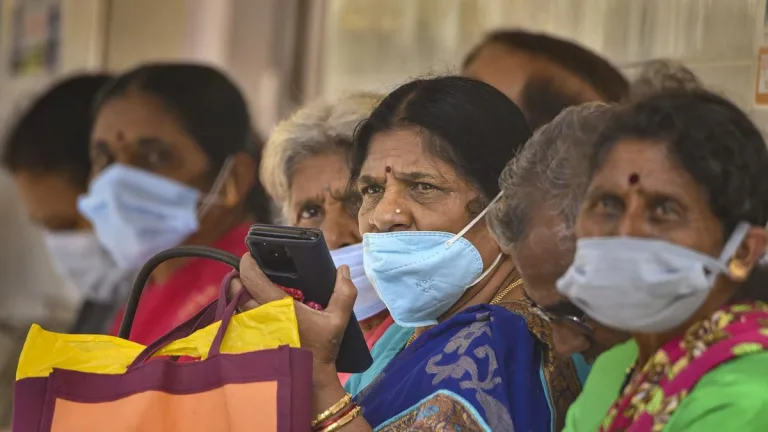 देश में बढ़ते कोविड मामलों के बीच आंध्र प्रदेश ने नई कोविड गाइडलाइंस जारी कीं, भीड़ में मास्क लगाना अनिवार्य किया।