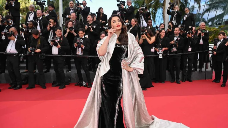 Cannes 2025 में ऐश्वर्या राय ने भगवद गीता के श्लोक वाला खास केप पहना, जो गौरव गुप्ता द्वारा डिज़ाइन किया गया।