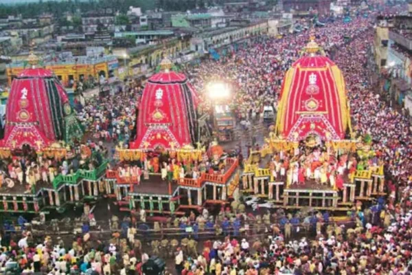 पुरी में 27 जून को शुरू होगी रथ यात्रा, जिसमें लाखों भक्त शामिल होंगे। जानें इस भव्य उत्सव के पीछे की कहानी और विशेष अनुष्ठान।