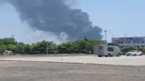 अहमदाबाद से लंदन जा रही एयर इंडिया की फ्लाइट टेकऑफ के तुरंत बाद क्रैश हो गई। विमान में 242 यात्री सवार थे।