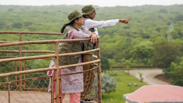 जल्दबाज़ी में शिवराज सिंह चौहान का काफिला पत्नी को भूल गया, बाद में लौटकर लाए.