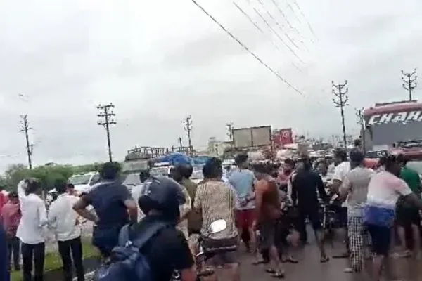 "टूरिस्ट फैमिली" फिल्म का पोस्टर जिसमें श्रीलंकाई तमिल परिवार को भारत में नई शुरुआत के लिए आशान्वित दिखाया गया है।