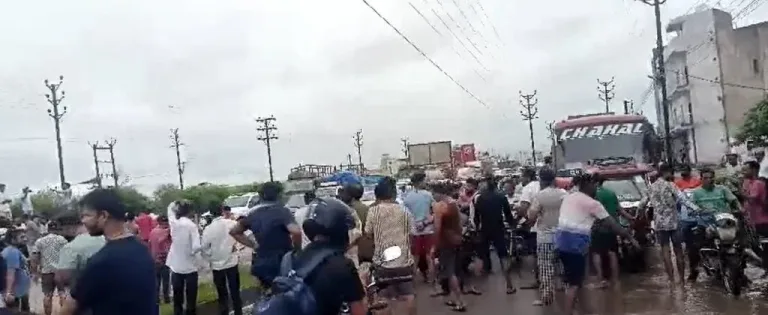 "टूरिस्ट फैमिली" फिल्म का पोस्टर जिसमें श्रीलंकाई तमिल परिवार को भारत में नई शुरुआत के लिए आशान्वित दिखाया गया है।