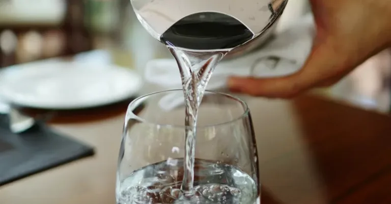 होटलों में मुफ्त पेयजल आपका अधिकार, जानिए शिकायत का तरीका