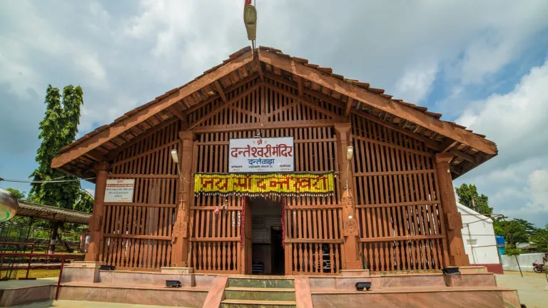 खुली दंतेश्वरी माता की दानपेटी, मन्नतों से भरे पत्र और 11 लाख से ज़्यादा का चढ़ावा