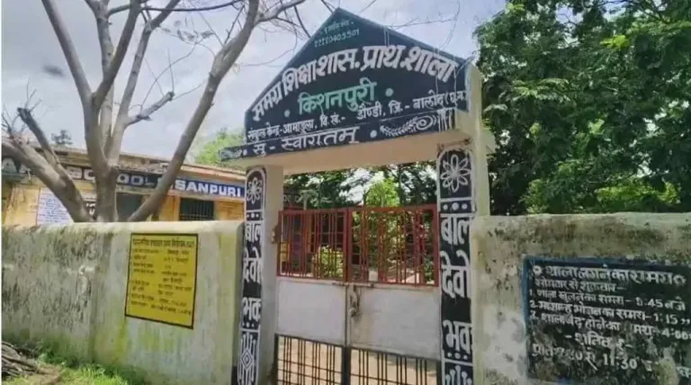 शिक्षक की कमी से स्कूल में ताला, ग्रामीण बच्चों को पेड़ के नीचे पढ़ा रहे.