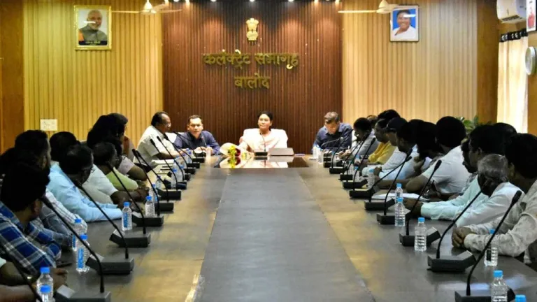 बालोद में बिना हेलमेट नहीं मिलेगा पेट्रोल और शराब.